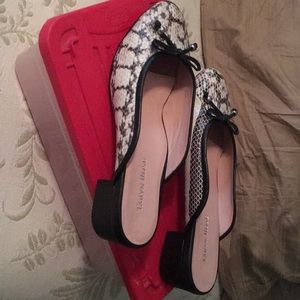 Adorable Taryn Rose slip-ons